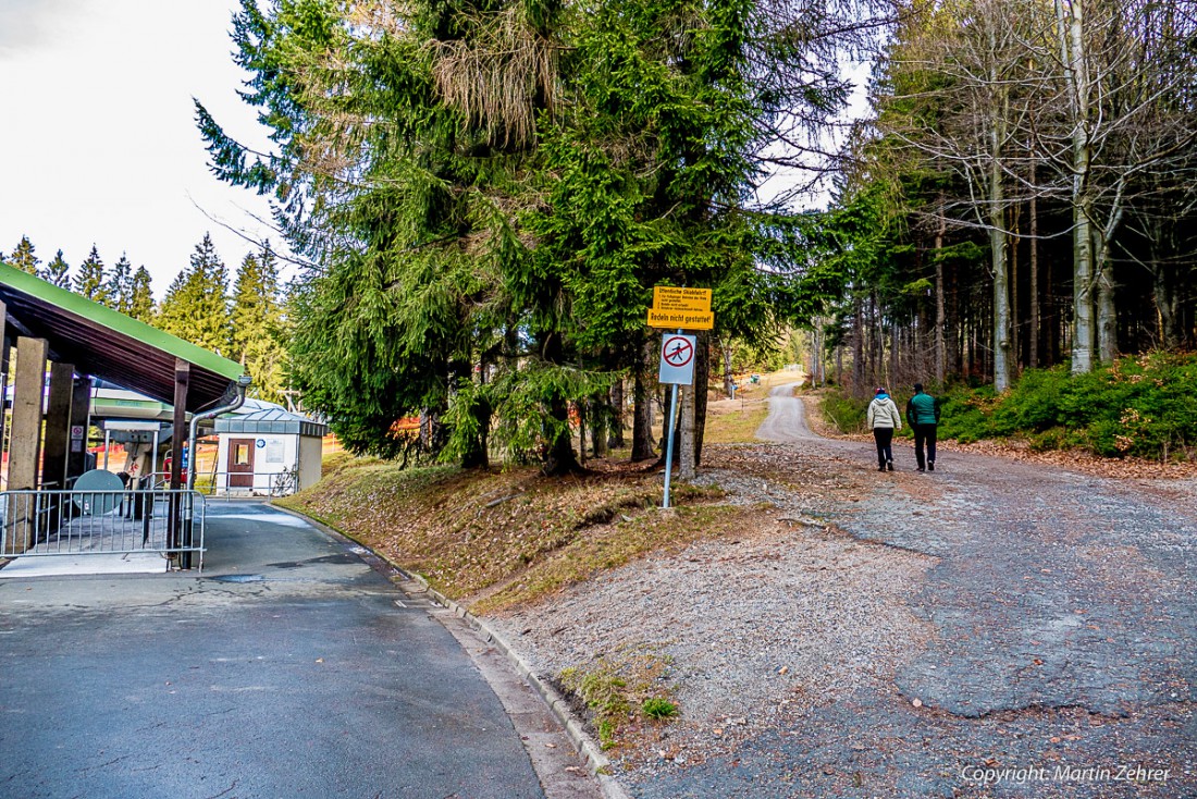 Foto: Martin Zehrer - Unten, vom Parkplatz weg zum Ochsenkopf hinauf. Links gehts zur Seilbahn, mit der man gemütlich zum Gipfel hochfahren kann und rechts gehts zu Fuß weiter. 27.12.2015 