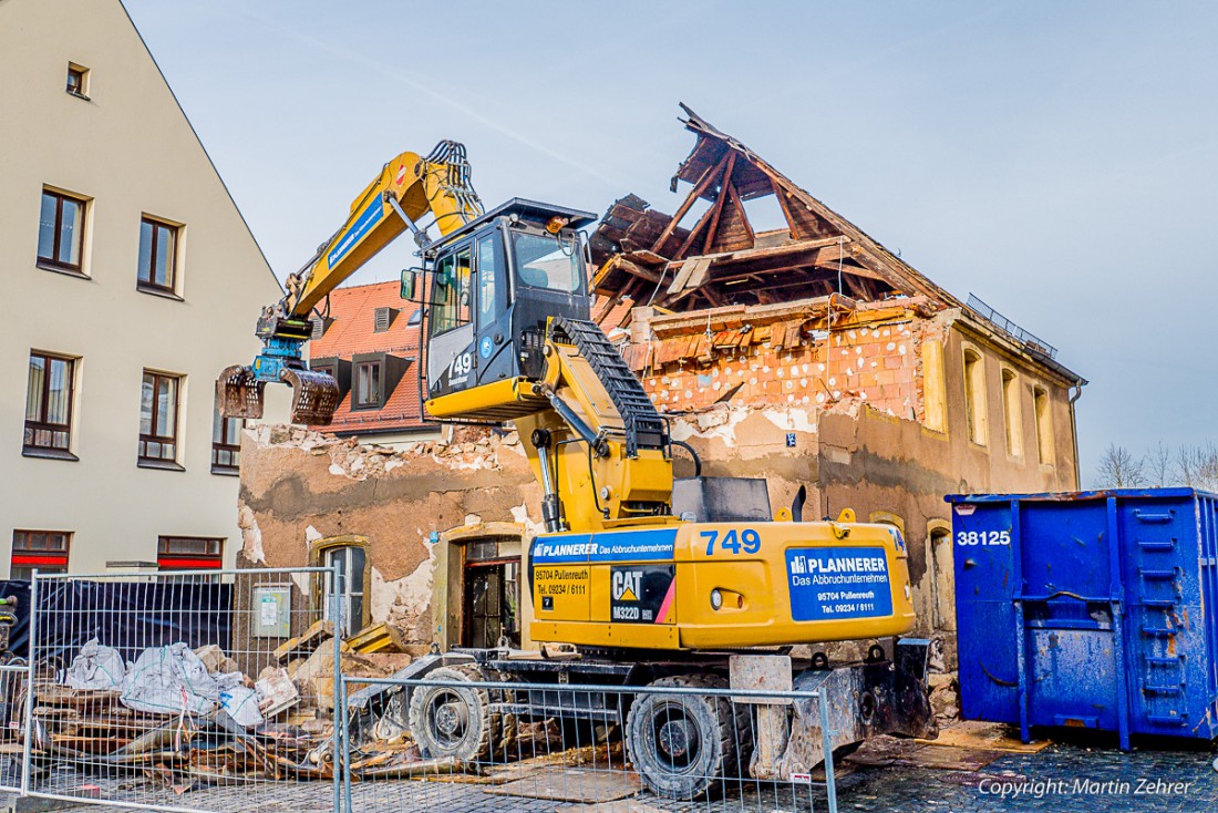 Foto: Martin Zehrer - Genau hingucken - Dieser Bagger kann seine Kanzel anheben, um die Abbrucharbeiten mit seinem Greifer besser im Blick zu haben. 