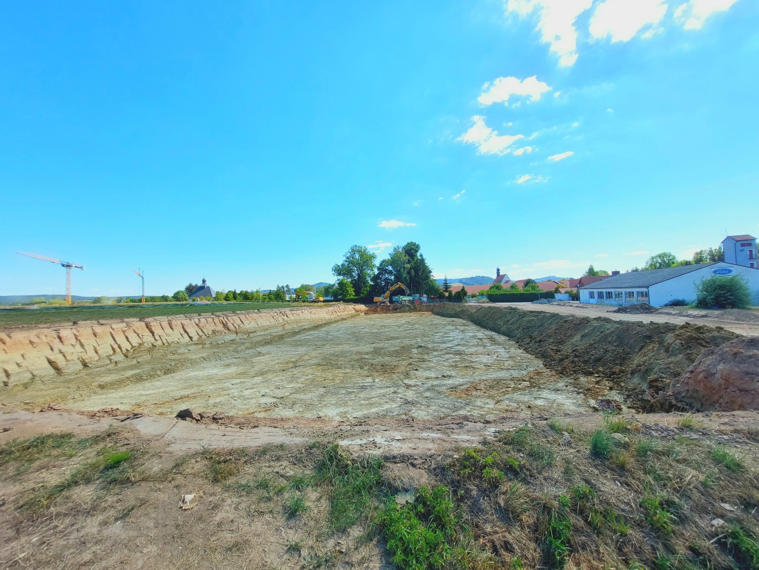 Foto: Martin Zehrer - Kemnath baut:<br />
Realschul-Baustelle an der Straße zwischen Kemnath und Berndorf in der Nähe zum Friedhof.<br />
<br />
8. August 2022 