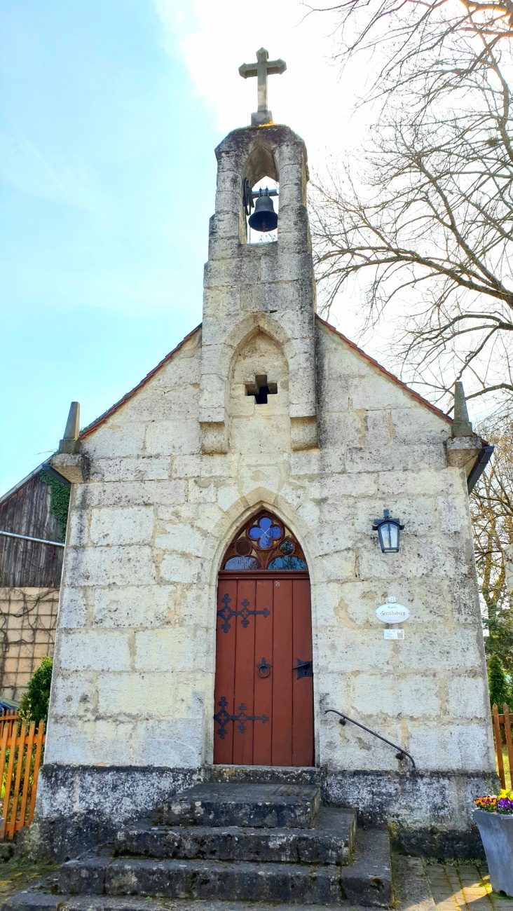 Foto: Martin Zehrer - Irgendow in einem Dorf nähe Waischenfeld steht diese Kapelle.<br />
<br />
Unterwegs mit dem Motorrad - Quer durch die wunderschöne Fränkische Schweiz... 