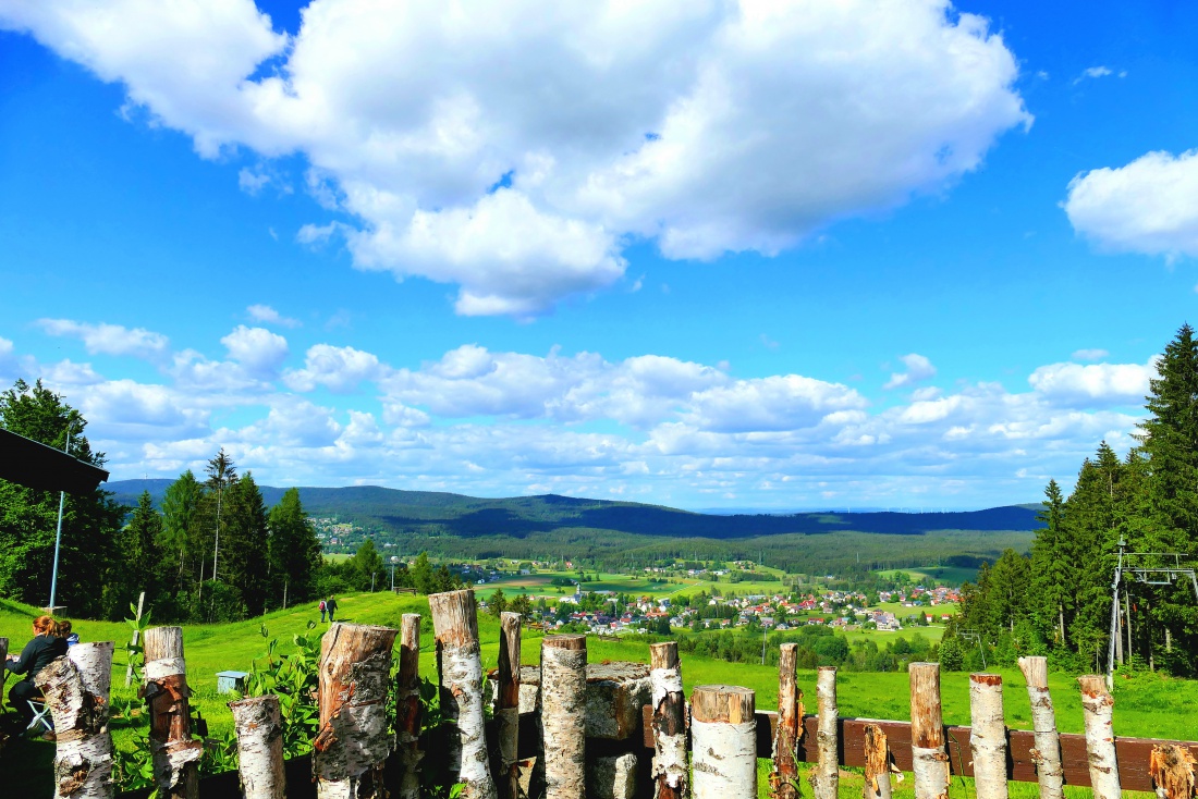 Foto: Martin Zehrer - Die Aussicht vom Biergarten am Bayreuther Haus aus.<br />
Der Blick geht vom Skilift aus, über Mehlmeisel drüber bis zum Horizont. 