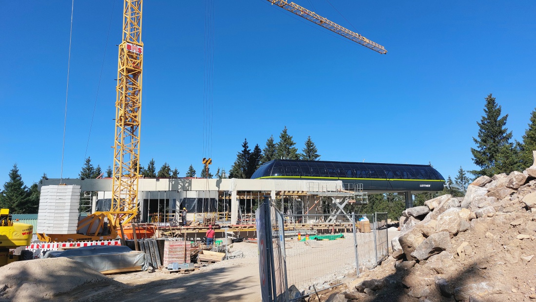 Foto: Martin Zehrer - Oben, auf dem  Ochsenkopf-Gipfel gehts rund. <br />
Die neue Bergstation der Bischofsgrüner Seilbahn wird gerade erbaut. 