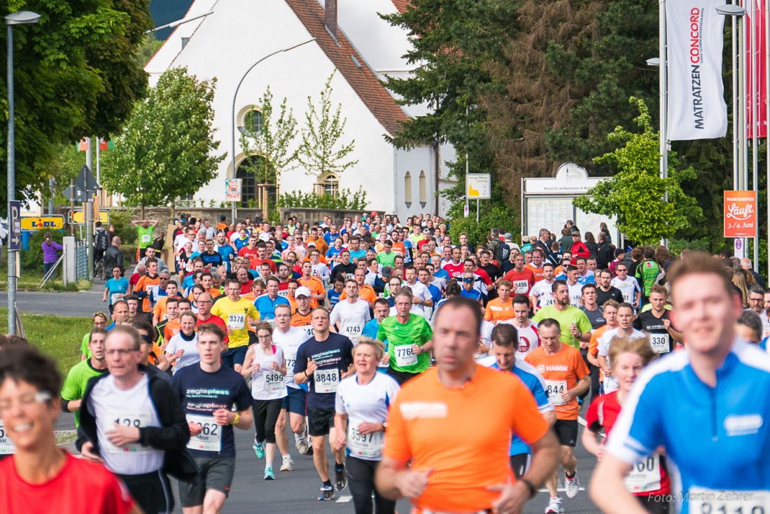 Foto: Martin Zehrer - Nofi-Lauf 2017: Start am Stadtplatz und Ziel beim Siemens... 5,9 Kilometer durch Kemnath und rund herum. Mehr als 8000 Teilnehmer fanden sich in Kemnath zusammen um die S 