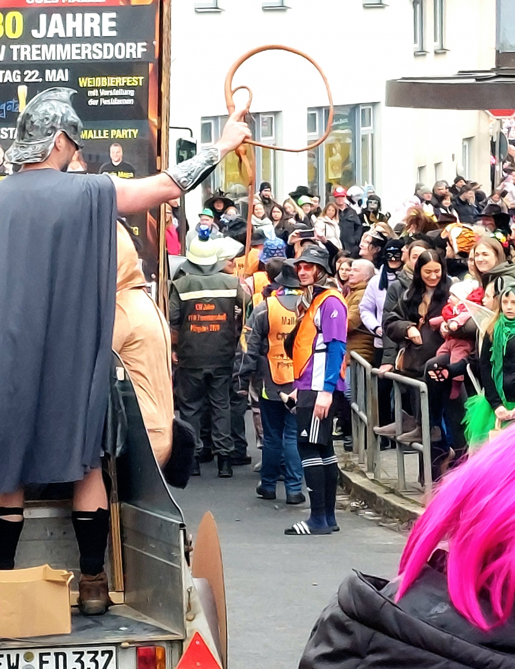 Das Bild zeigt den Faschingsumzug in Pressath 2026 mit ausgelassener Stimmung und vielen feiernden Menschen.
Auf einem festlich geschmückten Wagen feiern junge Leute bei Musik und guter Laune.
Zahlreiche Besucher in bunten Kostümen säumen die Straßen und genießen das Spektakel.
Seifenblasen, Farben und fröhliche Gesichter prägen das lebendige Bild des Faschings.
Der Fasching in Pressath verbindet Gemeinschaft, Tradition und pure Lebensfreude.