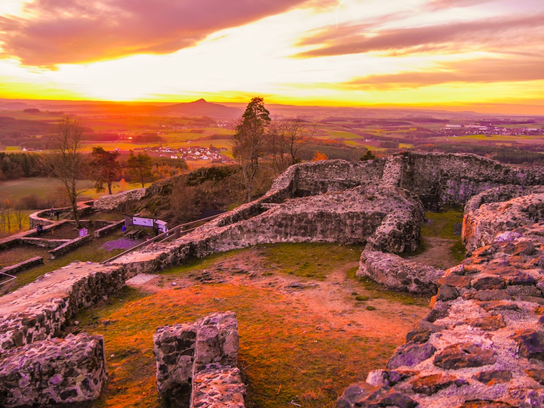 Foto: Martin Zehrer - Mystischer Sonnenuntergang... Der Schloßberg bei Waldeck an einem frischen November-Tag  