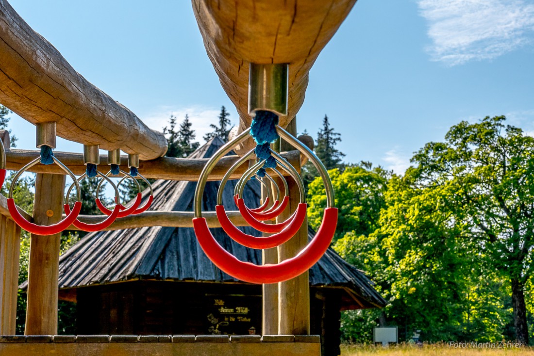 Foto: Martin Zehrer - Von Ring zu Ring hanteln, wer schafft es am weitesten? Kinderspielplatz am Waldhaus im Steinwald. 