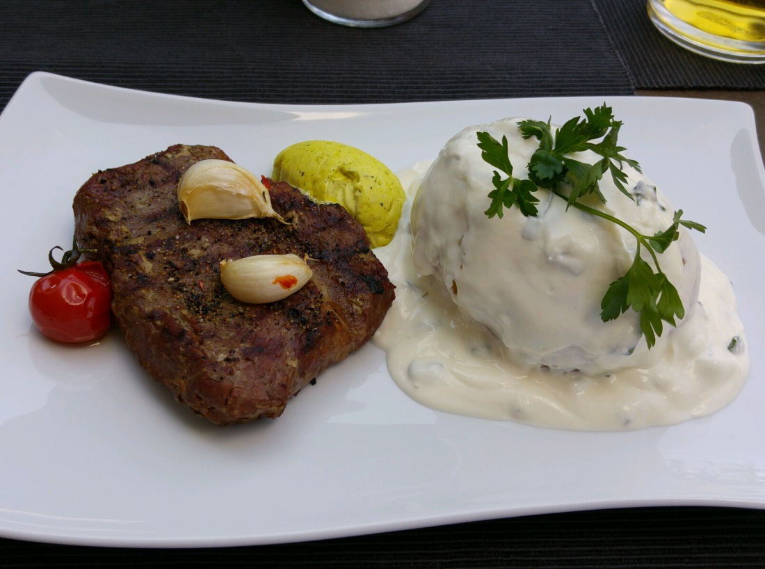 Foto: Martin Zehrer - Stärken im Museo... Steak medium und eine riesen Kartoffel - welch eine Wohltat ;-) 