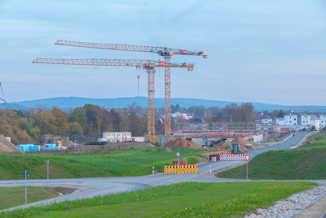 Foto: Martin Zehrer - Realschul-Baustelle in Kemnath am 6. November 2022.<br />
Die Straße nach Berndorf ist jetzt auch fast fertig.<br />
Die Kräne der Realschule-Baustelle sind zu erkennen. 