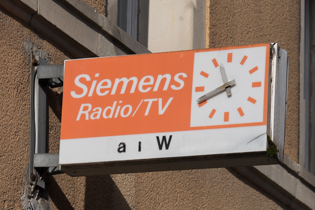 Foto: Martin Zehrer - 1980er Jahre: Altes Firmenschild des ehemaligen Radio- und Fernsehgeschäft Radio Walter in Kemnath an dem Werkstatt-Gebäude... <br />
Nach Walter wechselte das Geschäft noch z 