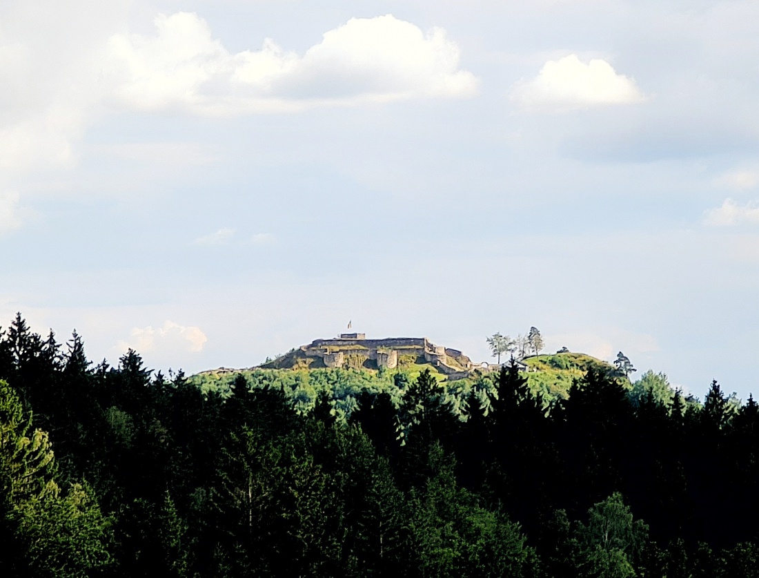 Foto: Jennifer Müller - Der Schlossberg bei Waldeck von Godas aus gesehen. 