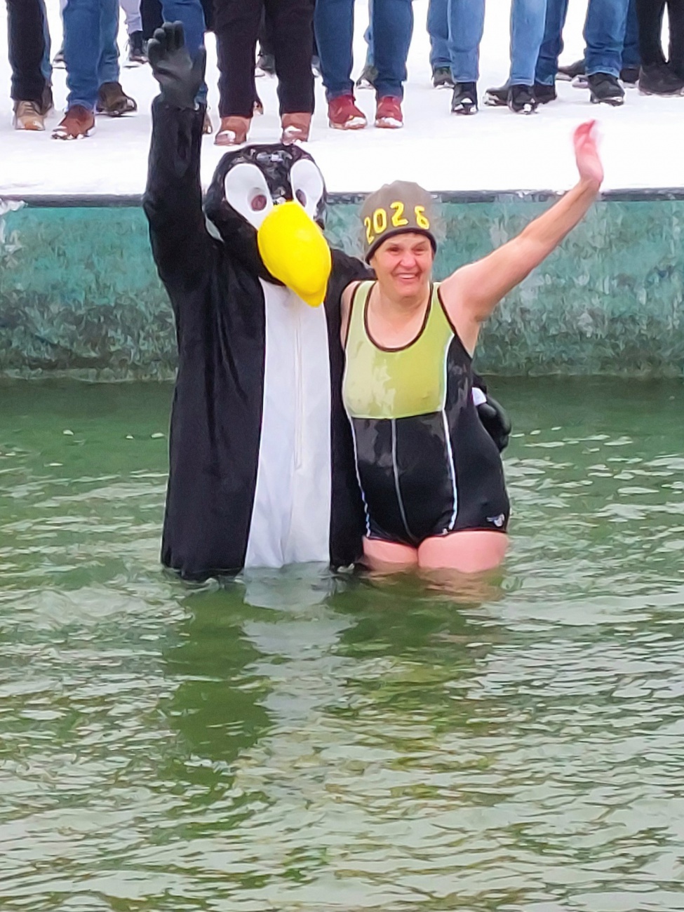Neujahrs-Schwimmen im Freibad von Immenreuth. 

Bei einer eisigen Lufttemperatur von ca. -2 Grad und einer Wassertemperatur knapp über dem Gefrierpunkt, schwammen die tapferen Teilnehmer mit den Eisplatten im immenreuther Freibad um die Wette.
Es waren trotz des ungemütlichen Wetters sehr viele Zuschauer angereist.