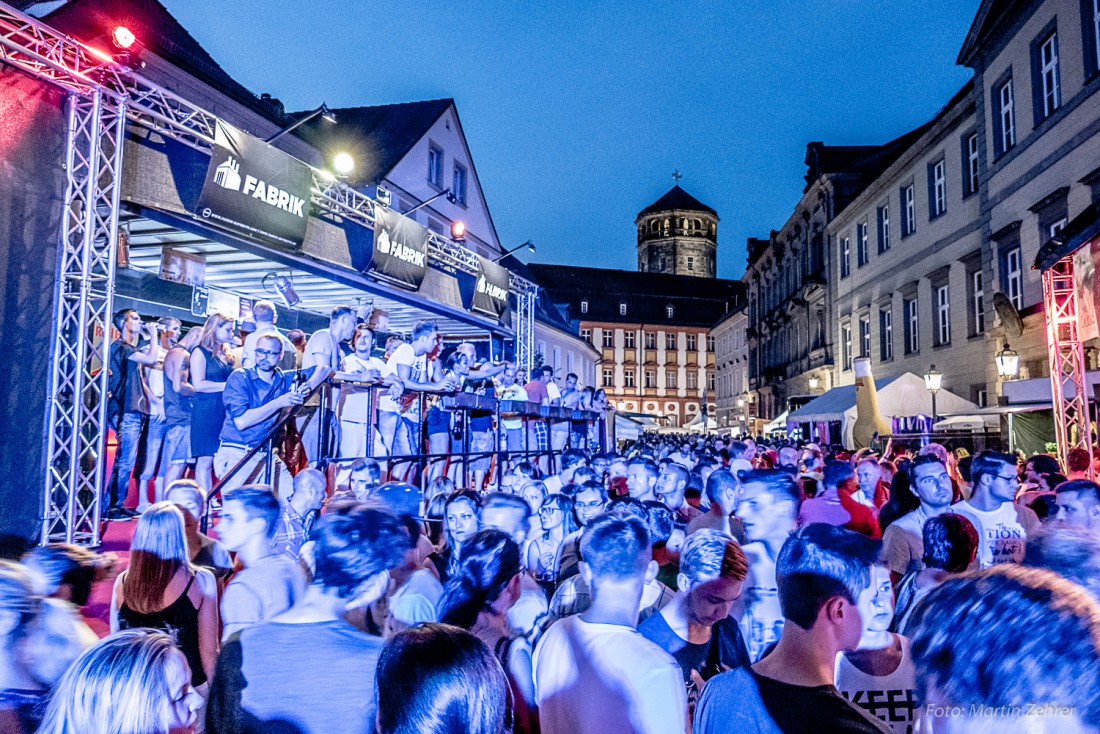 Foto: Martin Zehrer - Menschenmengen auf dem Bayreuther Bürgerfest. Eine tolle Nacht und lauter zufriedene Gesichter schlendern durch die Gassen und Straßen :-) 