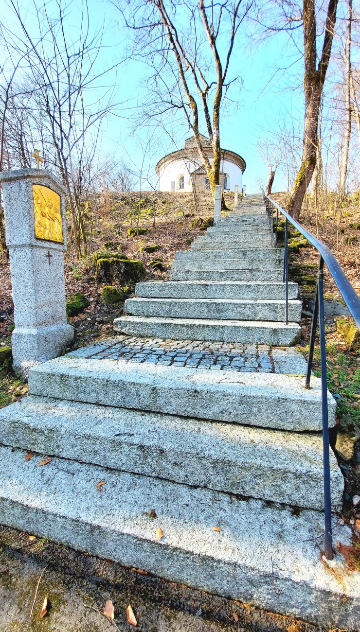 Ganz oben auf dem Armesberg zu erkennen - die rundgebaute Berg-Kirche.
Es führt eine kleine, abgesperrte Straße und ein Treppen-Aufstieg nach oben.
