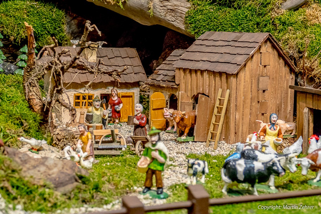 Foto: Martin Zehrer - Das Dorfleben, wie es früher einmal war. Hier bei der Holzarbeit. Krippenausstellung 2015 in Plößberg 