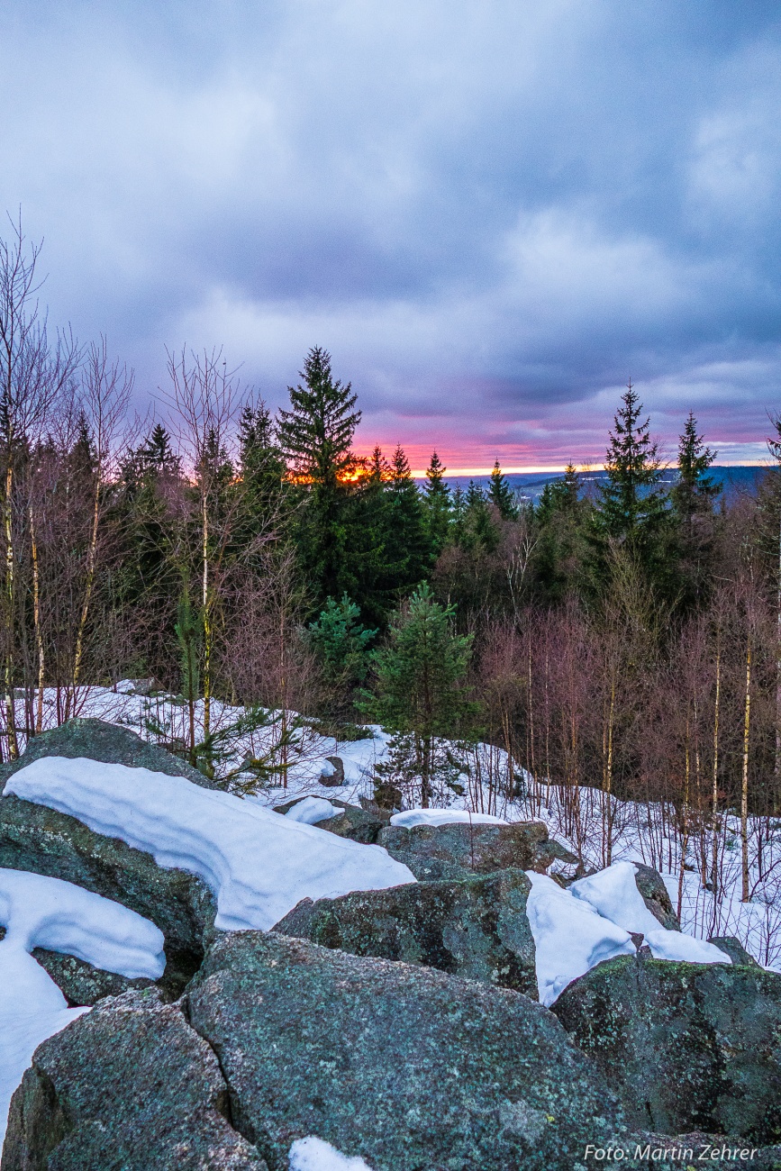 Foto: Martin Zehrer - Winterwanderung durch den Steinwald... Die Sonne ist bereits untergegangen, nur noch ein roter Schimmer liegt über dem Horizont.<br />
Das Foto entstand am 26.12.2017 vom Fels 