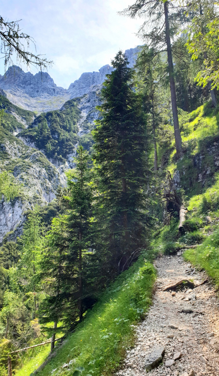 Foto: Martin Zehrer - Nur nicht daneben treten... ;-)<br />
Das ist ein kleines Stück des Aufstiegs zur Mittenwalder Hütte. 