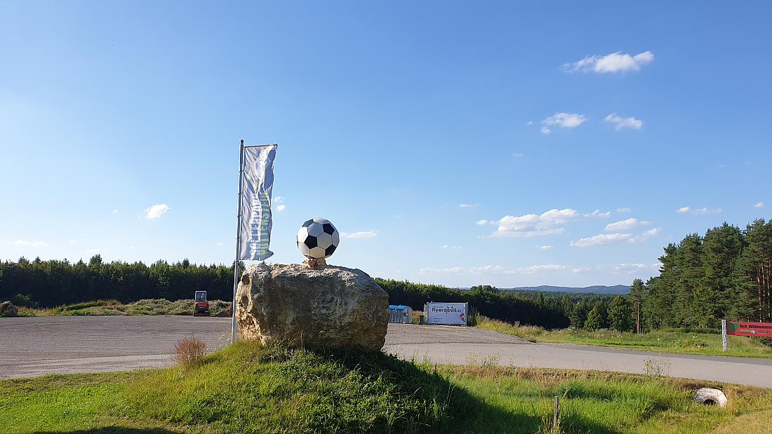 Foto: Martin Zehrer - Bei Pottenstein... ein riesiger Fußball am Soccerpark 