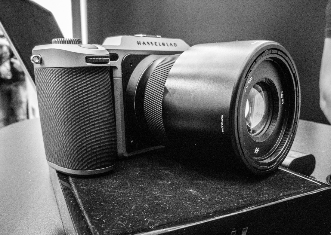 Foto: Martin Zehrer - Die Hasselblad X1D, gesehen auf der Foto-Messe in Weiden... DSLM im Mittelformat... kompaktes Kamera-Monster mit einer Auflösung von 50 Megapixel. 