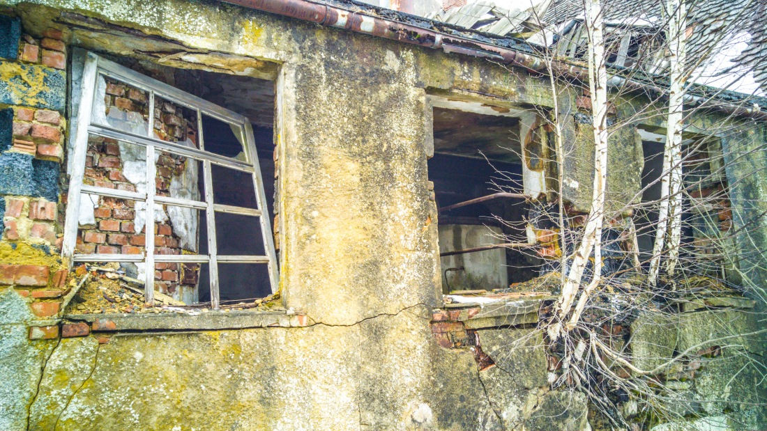 Foto: Martin Zehrer - Vergangenes zwischen Schlammersdorf und Creußen<br />
<br />
Langsam nagt die Zeit an dem Gebäude, Birken wachsen direkt aus den Wänden heraus und sprengen die Mauern. Der Dachstuh 