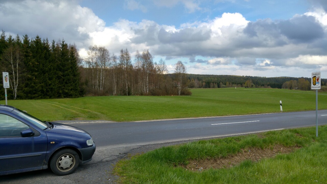 Foto: Martin Zehrer - Geparkt im Niemandsland? Ca. 12 Meter Raum  sind zwischen den Landkreis-Schildern von Wunsiedel und Tirschenreuth... 