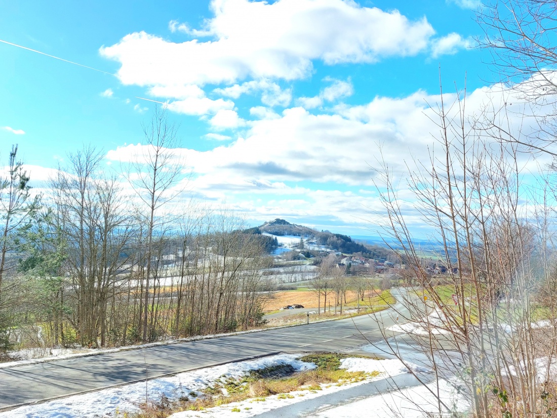 Foto: Martin Zehrer - Endlich wieder Sonne, der Blick zum Waldecker Schlossberg. <br />
<br />
Die letzten trüben Tage und Wochen sind sofort vergessen, wenn die Sonne wärmend vom blauen Himmel strahlt. 