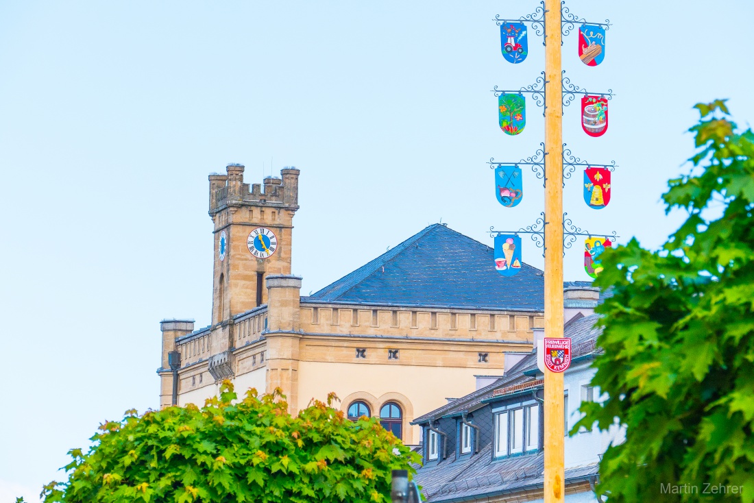 Foto: Martin Zehrer - Das alte Amtsgericht im Hintergrund... vorne der Maibaum am kemnather Stadtplatz! 