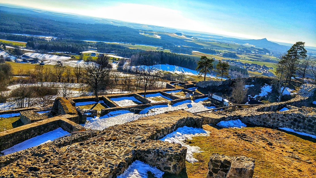 Foto: Martin Zehrer - Diese Aussicht... Auf der Ruine des waldecker Schloßberges stehend, genießt man einen weitreichenden Blick ins sonnenüberflutete Land.<br />
Ganz hinten ist der Vulkankegel Ra 