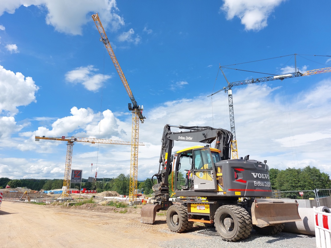 Foto: Martin Zehrer - Auf der Realschul-Baustelle in Kemnath gehts richtig voran.<br />
Riesige Kräne, Bagger, viele fleißige Menschen verrichten hier ihre Arbeit.<br />
 