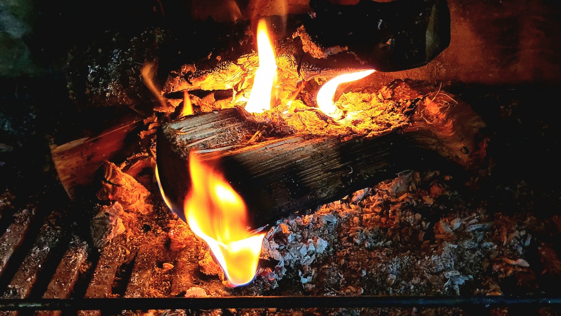 Foto: Martin Zehrer - Hotel am Fichtelsee:<br />
Das wärmende Feuer im offenen Kamin empfängt die Winter-Wanderer in der Gaststube.  