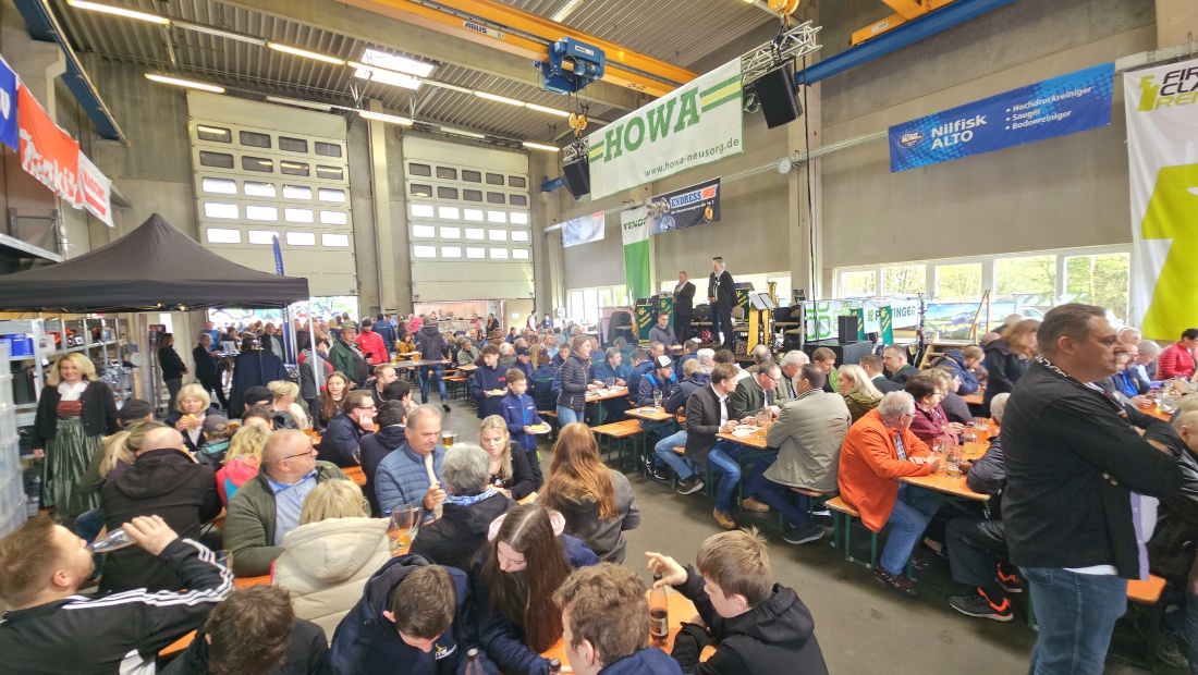 Die Jubiläumsfeste der Howa-Neusorg sind Kult! 

30 Jahre HOWA Land- und Forsttechnik

Am 18. und 19. April 2026 feierte HOWA Land- und Forsttechnik sein 30-jähriges Firmenjubiläum auf dem Firmengelände in Neusorg - und das mit großem Erfolg. Zahlreiche Kunden, Partner und Interessierte nutzten die Gelegenheit, um gemeinsam dieses besondere Ereignis zu feiern. Die Veranstaltung war an beiden Tagen sehr gut besucht, und besonders erfreulich war, dass auch viele Familien vor Ort waren und das Fest gemeinsam genossen.

Im Mittelpunkt stand die große Land- und Forstmaschinenausstellung mit namhaften Herstellern wie Fendt, Komatsu und weiteren. Ein besonderes Highlight waren die Live-Vorführungen der maschinellen Holzernte mit modernen Komatsu-Maschinen, darunter der Harvester 931 XC und der Forwarder 855, die eindrucksvoll ihr Können unter Beweis stellten.

Der Samstag bot neben der Ausstellung auch eine stimmungsvolle Abendveranstaltung mit Live-Musik. Bei der HOWA Party wurde bis in die Nacht hinein gefeiert und das Jubiläum gebührend gewürdigt.

Am Sonntag startete der Tag mit einem offiziellen Teil und Grußworten, gefolgt von einem zünftigen Weißwurstfrühstück mit Blasmusik. Für beste Unterhaltung sorgten am Nachmittag die Heusterz Musikanten. Während des gesamten Wochenendes wurde den Besuchern ein buntes Rahmenprogramm geboten - von Kinderattraktionen wie Hüpfburg und Kinderschminken bis hin zu kulinarischer Verpflegung und Getränken.

Das 30-jährige Jubiläum war ein voller Erfolg und ein gelungenes Fest für Jung und Alt.