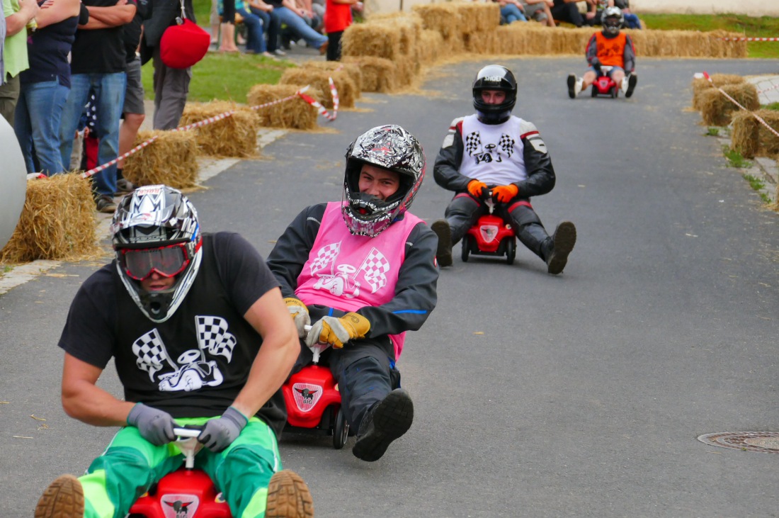 Foto: Martin Zehrer - Genial - Die legendären Bobbycar Meisterschaft in Preißach. <br />
"Den of Vice" veranstaltete heute das 3. Bobbycar-Rennen durch die Ortschaft Preißach. <br />
Zig Starter rasten  