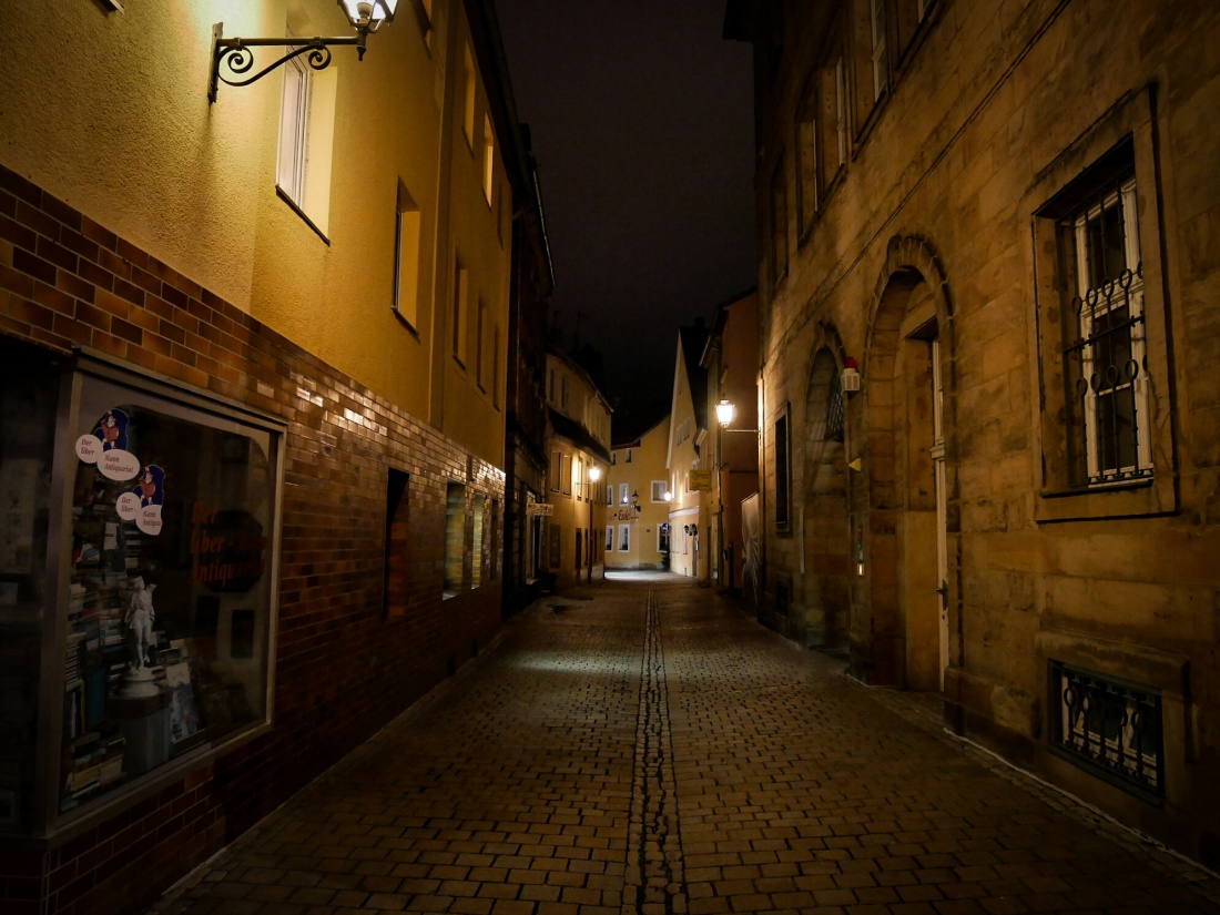 Foto: Martin Zehrer - Bayreuth bei Nacht... Diese Gasse führt von der Fußgängerzone zu einem Museum...  