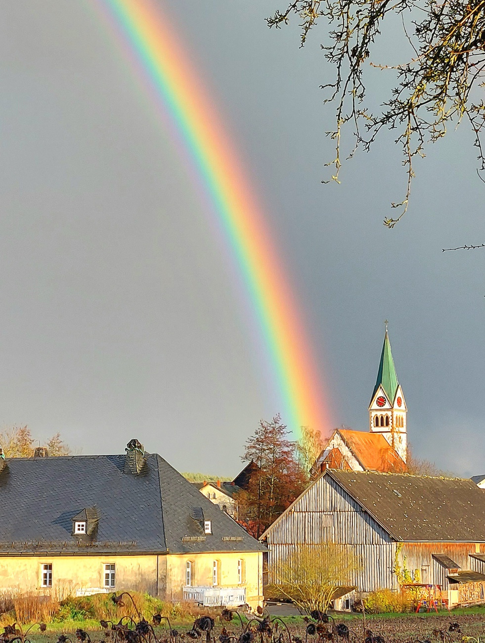 Foto: Martin Zehrer - Regenbogen über der Kirche von Wirbenz. 