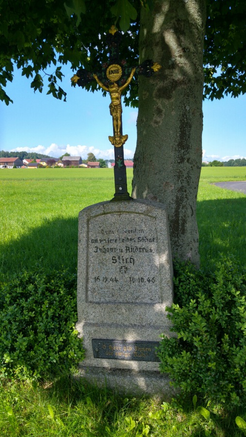Foto: Martin Zehrer - Kreuz in Oberbruck zum Andenken an zwei im Krieg gefallene Söhne in Oberbruck... 