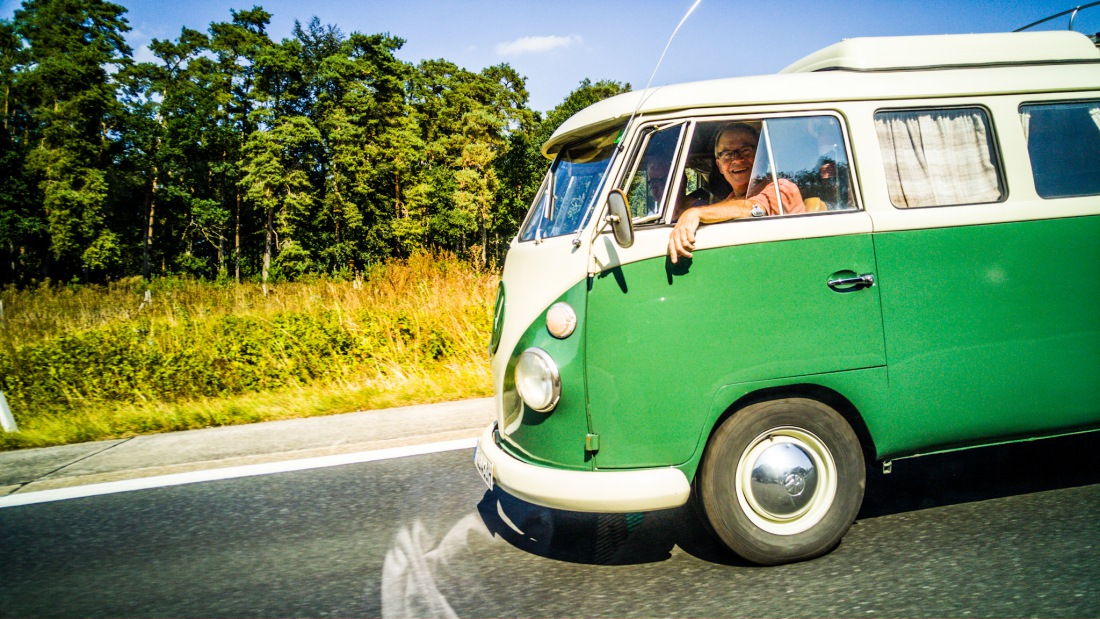 Foto: Martin Zehrer - Ein Typ 1 Volkswagen Bus, kurz Bulli...<br />
Gesehen auf der Autobahn zwischen Bayreuth und Würzburg. So fährt man gerne in den Urlaub. Wie am Dach zu erkennen, handelt es si 