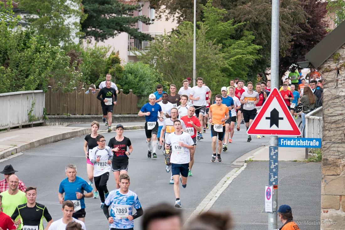 Foto: Martin Zehrer - Heute mal keine Vorfahrt achten... Die Sportler treffen immer zahlreicher ein... das Hauptfeld folgt zum Mühlbergerl...<br />
<br />
Nofi-Lauf 2017: Start am Stadtplatz und Ziel be 