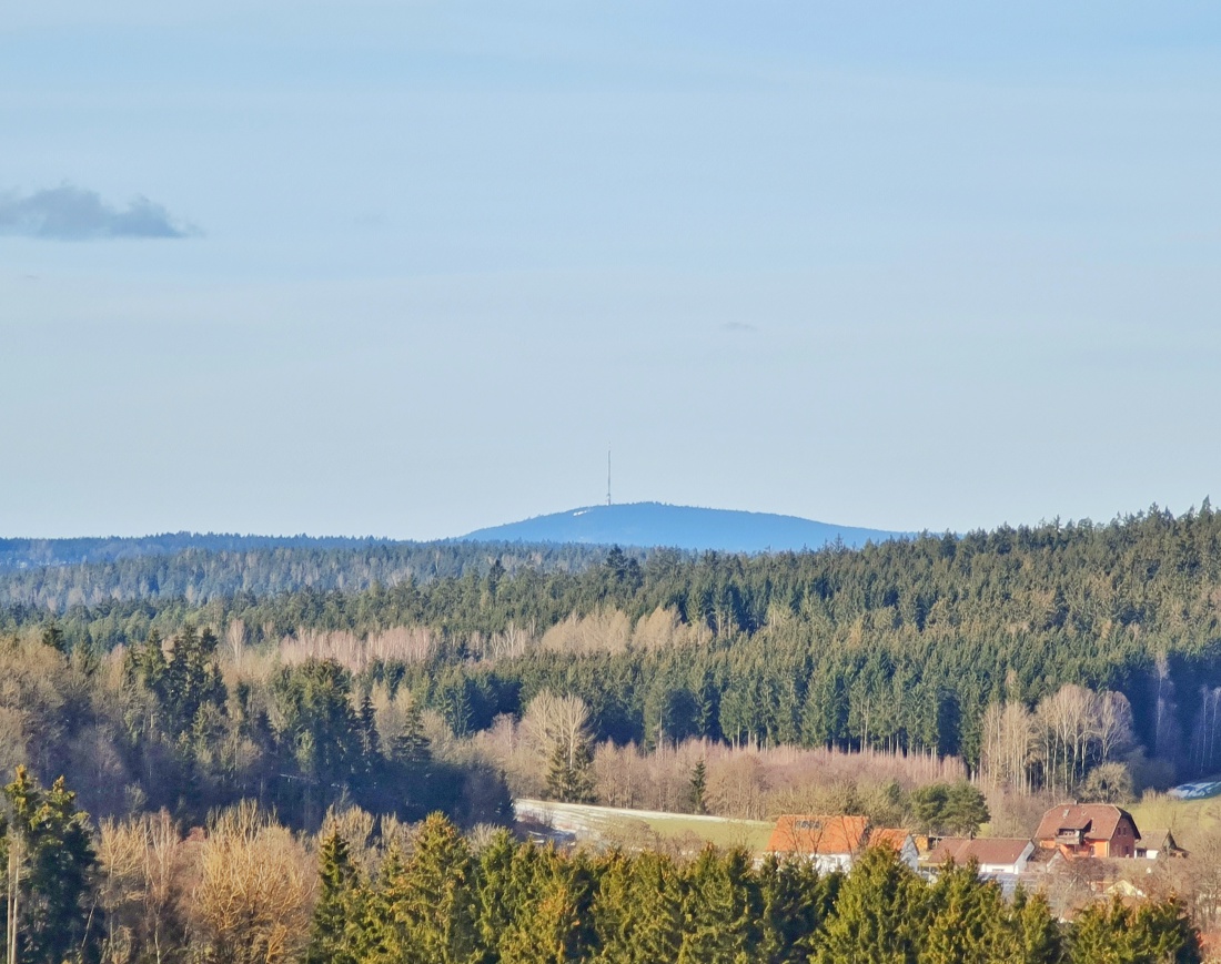 Foto: Jennifer Müller - Der Ochsenkopf von Schadenreuth aus gesehen. Herrlicher Sonnenschein und top Fernsicht!  