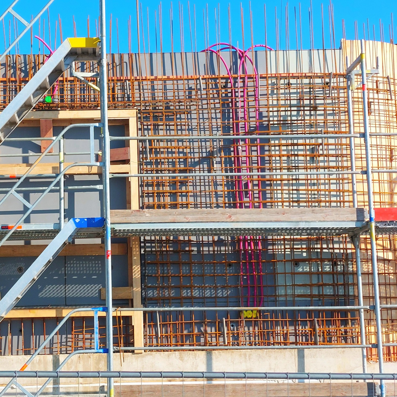 Foto: Martin Zehrer - Realschul-Baustelle in Kemnath. <br />
Gut zu erkennen ist hier ein Teil der Schalung für die Wand. 