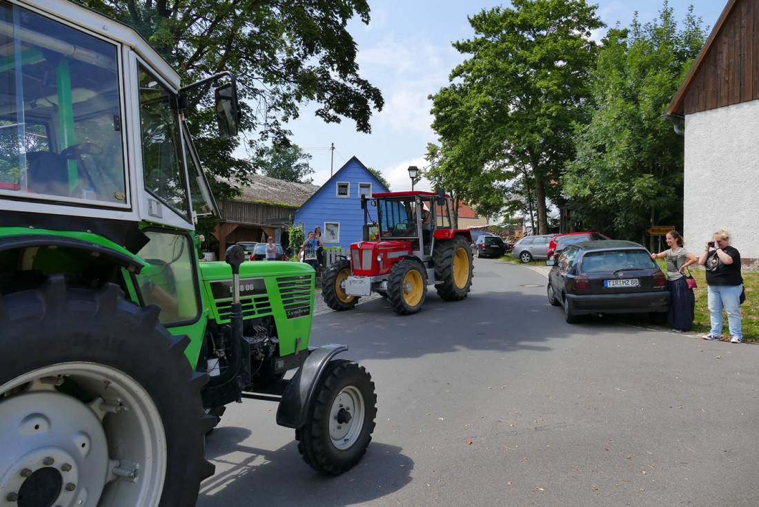 Foto: Martin Zehrer - Schlüter und Deutz begegnen sich in Oberwappenöst auf dem Bulldogtreffen der Freiwilligen Feuerwehr von Oberwappenöst. 