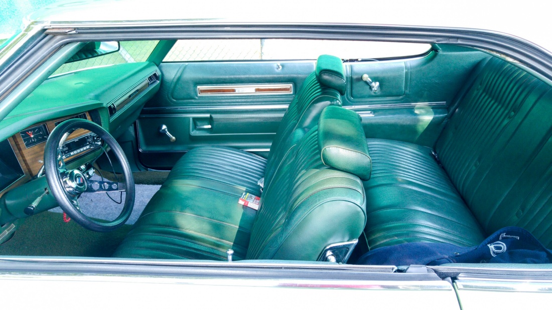 Foto: Martin Zehrer - Der Innenraum eines Buick LeSabre. Hinten wie vorne eine durchgehende Sitzbank. Der Hebel für die Fahrstufe befindet sich am Lenkrad.<br />
 