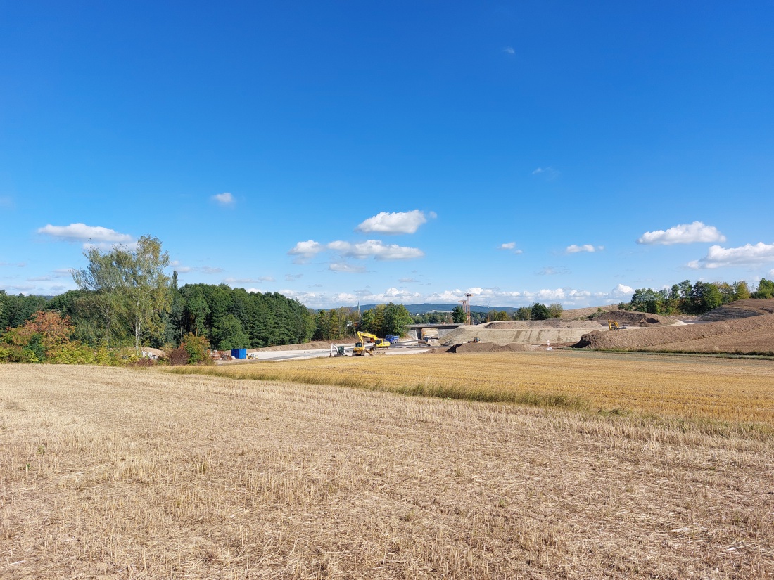 Foto: Martin Zehrer - Die neue Straßenabfahrt, die von der Hauptstraße zwischen Kemnath und Kulmain auf die Verbindungsstraße zwischen Kemnath und Berndorf führt, nimmt Gestalt an.<br />
Sie ist nö 