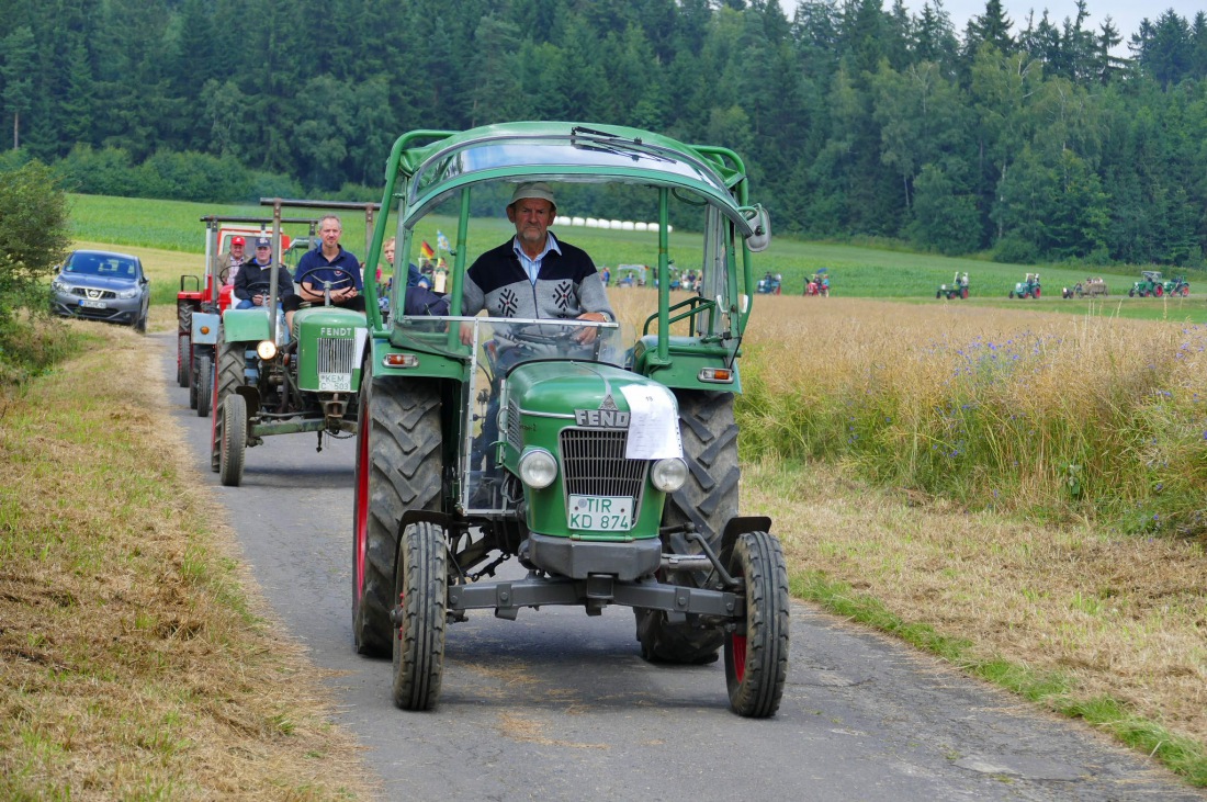 Foto: Martin Zehrer - Traktortreffen 2016 in Oberwappenöst<br />
Trotz Regen am Vormittag kamen an diesem Sonntag ca. 120 Oldtimer-Bulldogs und unzählige Besucher. Zum Mittag hin klarte das Wetter  