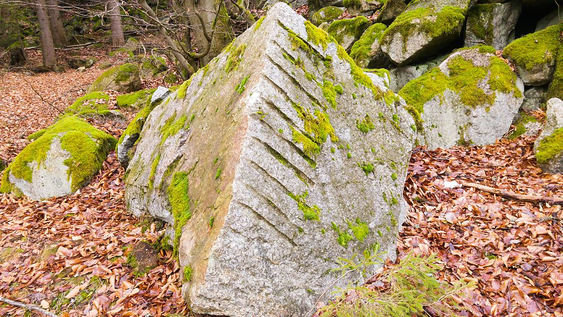 Foto: Martin Zehrer - Ein Überbleibsel des Steinbruchs, den man beim Besteigen der Kössaine, von der Ortschaft Kössain aus sehen kann.  