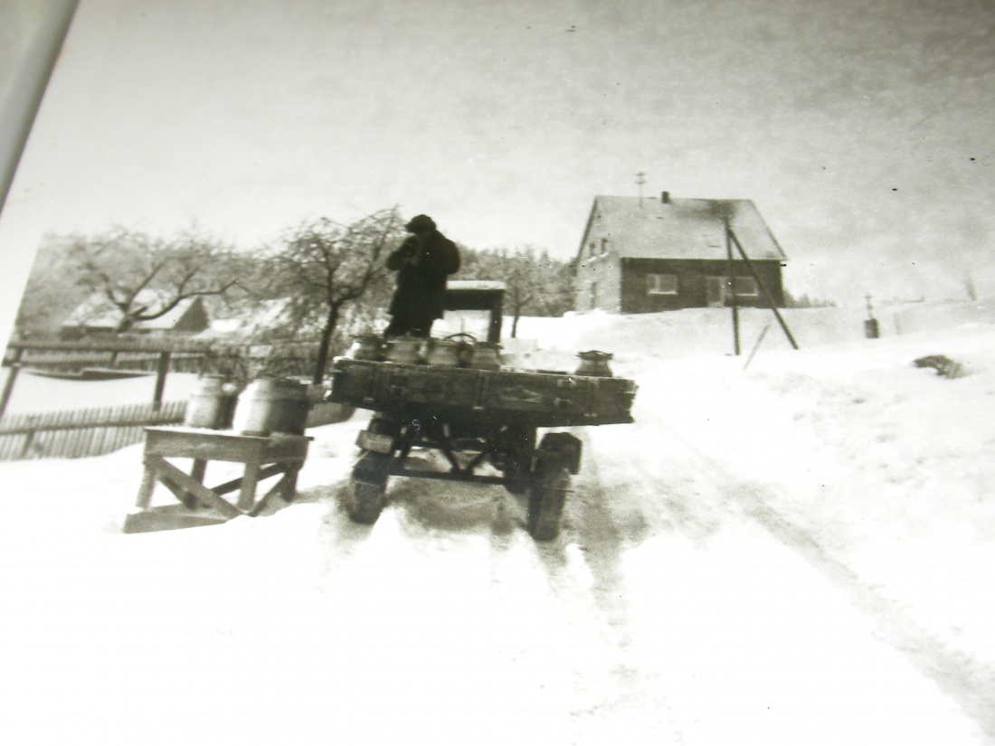 Foto: Martin Zehrer - Das frühere "Milchbankl" in Godas... Auf dem Foto ist Erich Zehrer zu sehen, der damals die Milch zum kemnather Milchhof transportierte.<br />
<br />
Das Foto dürfte aus Ende der 1 