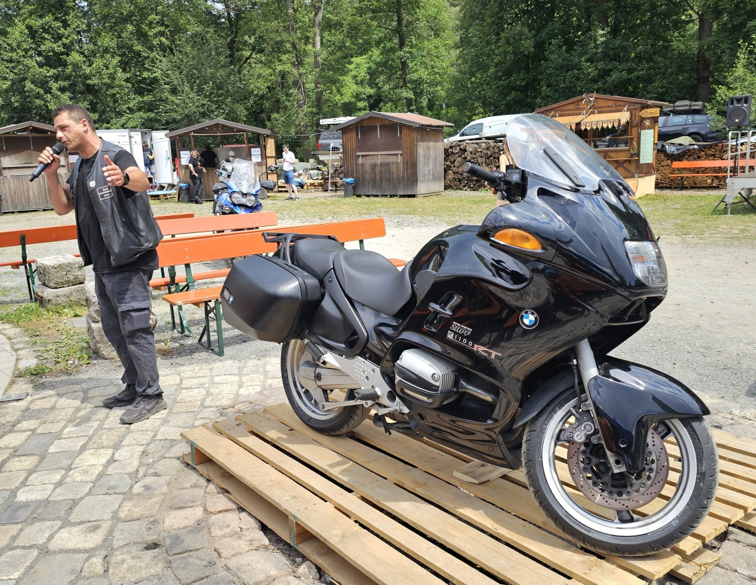 Diese BMW RT 1100 wurde von einem Anonymen Spender zu Verfügung gestellt.
Im Zuge des Rock’n’Ride Spendenfestivals der Motorradfreunde Erbendorf wurde dieses Motorrad für 4444 Euro vom erbendorfer Bürgermeister gekauft.
Der Erlös wird einem guten Zweck zugeführt...