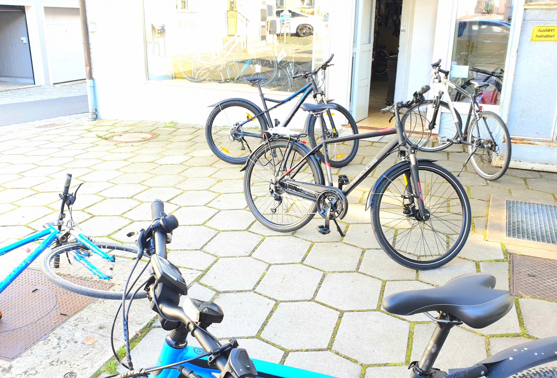 Foto: Martin Zehrer - Tankstelle und Rad-Geschäft Schiener in Kemnath...<br />
<br />
Einfach mal zum lokalen Händler...<br />
Durchtesten verschiedener Fahrradmodelle... eines passt besonders gut!!! 