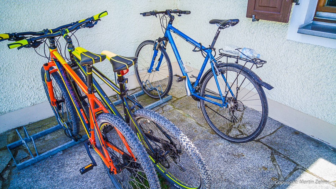 Foto: Martin Zehrer - Endlich angekommen, das Fahrrad geparkt und durchschnaufen... Bei 28 Grad den Armesberg hochdüsen lässt Dich nach besseren gelüsten ;-)<br />
<br />
Abkürzung: Ein Feldweg kurz vor 