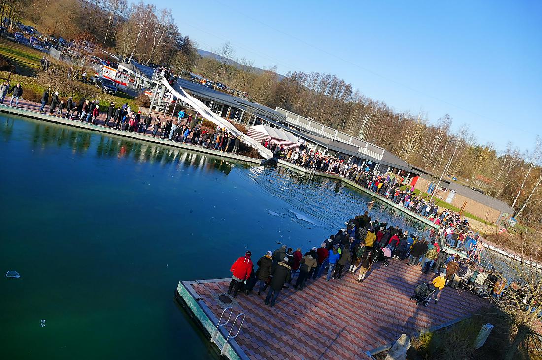 Foto: Martin Zehrer - Ein eiskaltes Unterfangen - Neujahrsschwimmen in Immenreuth. Zahlreiche Besucher zitterten mit den Eisschwimmern. <br />
Moderiert wurde das Eisschwimmen im Freibad Immenreuth 