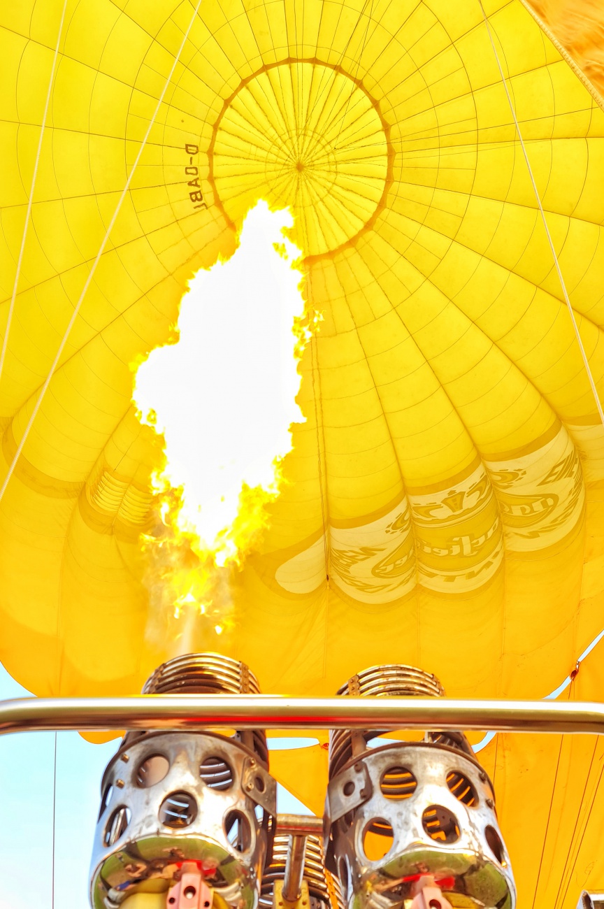 Foto: Jennifer Müller - Heute haben wir am Abendhimmel einen Heißluftballon erspäht. Als wir erkannten, dass er im Sinkflug ist, sind wir dem Ballon nachgefahren. Es entstanden die folgenden Sch 