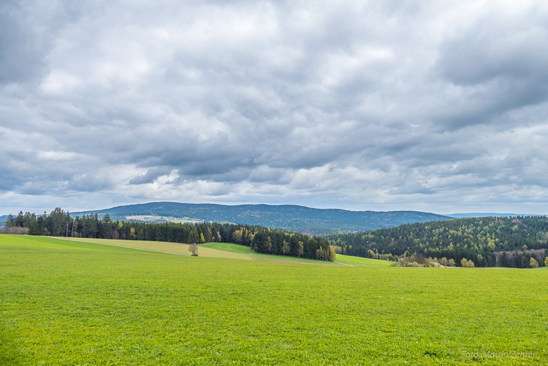 Foto: Martin Zehrer - April-Wetter bei Godas. Dunkle Wolken wechselten sich mit der Sone ab. Kurz fielen auch mal ein paar vereinzelte Schneeflocken... 